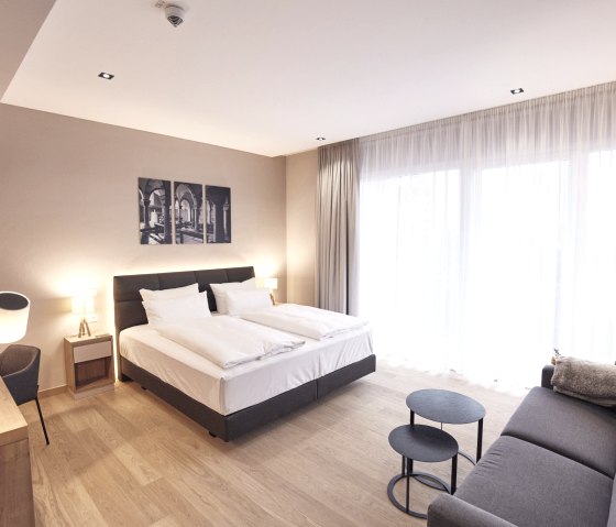 Wiedereröffnung Seehotel Maria Laach_Zimmer, © Marco & Rothbrust Wiedereröffnung Seehotel Maria Laach_Zimmer, © Marco & Rothbrust