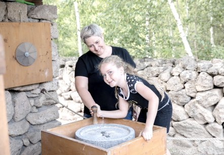 Mehl mahlen mit der römischen Handmühle, © Vulkanpark GmbH/Marin Christ Mehl mahlen mit der römischen Handmühle, © Vulkanpark GmbH/Marin Christ