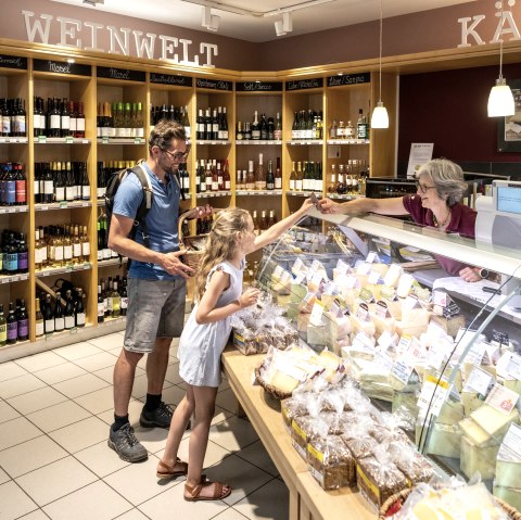 Einkaufen im Holfladen Maria Laach, © Eifel Tourismus GmbH, Dominik Ketz Einkaufen im Holfladen Maria Laach, © Eifel Tourismus GmbH, Dominik Ketz