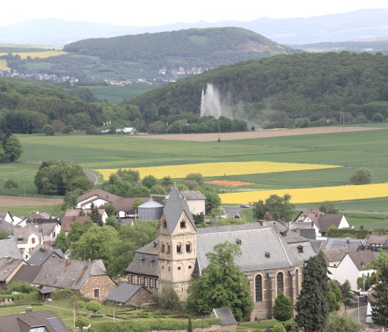 Kirche mit Geysir, © TI Vulkanregion Laacher See Kirche mit Geysir, © TI Vulkanregion Laacher See
