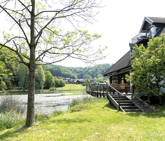 S-027-080-23-Seehuette-hinten mit See S-027-080-23-Seehuette-hinten mit See