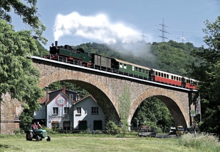 Dampflok auf Viadukt, © Walter Brück Dampflok auf Viadukt, © Walter Brück