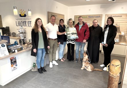 450.000ste Besucher in der tourist-Info Maria Laach, © Vulkanregion Laacher See 450.000ste Besucher in der tourist-Info Maria Laach, © Vulkanregion Laacher See