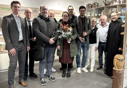 Nicht nur Tagungsgäste, sondern auch Jubiläumsgäste: Ein internationales Quartett aus Luxemburg, Belgien und Deutschland knackte die 600.000er Besuchermarke in der TI Maria Laach. Foto: Stefan Pauly/VG-Verwaltung Mendig , © Stefan Pauly/VG-Verwaltung Mendig Nicht nur Tagungsgäste, sondern auch Jubiläumsgäste: Ein internationales Quartett aus Luxemburg, Belgien und Deutschland knackte die 600.000er Besuchermarke in der TI Maria Laach. Foto: Stefan Pauly/VG-Verwaltung Mendig , © Stefan Pauly/VG-Verwaltung Mendig