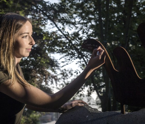 Sich mit der Kreide im Laachus Koffer an den Stationen verewigen, © Kappest/Vulkanregion Laacher See Sich mit der Kreide im Laachus Koffer an den Stationen verewigen, © Kappest/Vulkanregion Laacher See