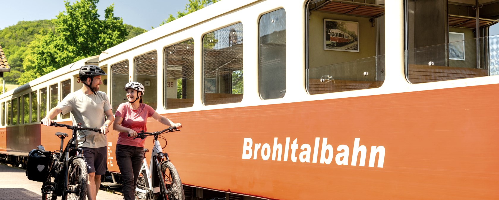 Radfahrer am Bahnhof Engeln vor der Brohltalbahn, © Eifel Tourismus GmbH, Dominik Ketz Radfahrer am Bahnhof Engeln vor der Brohltalbahn, © Eifel Tourismus GmbH, Dominik Ketz