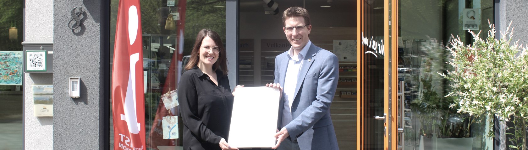 Nachzertifizierung der Tourist-Info Vulkanregion Laacher in Maria Laach mit Service Q 2024, © VG Pellenz/Chagas da Silva Nachzertifizierung der Tourist-Info Vulkanregion Laacher in Maria Laach mit Service Q 2024, © VG Pellenz/Chagas da Silva