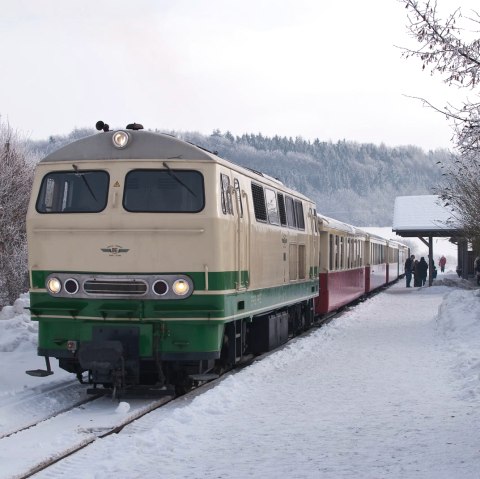 Zug im Bahnhof Engeln, © Simeon Langenbahn Zug im Bahnhof Engeln, © Simeon Langenbahn