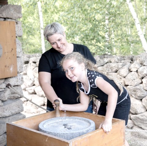 Mehl mahlen mit der römischen Handmühle, © Vulkanpark GmbH/Marin Christ Mehl mahlen mit der römischen Handmühle, © Vulkanpark GmbH/Marin Christ