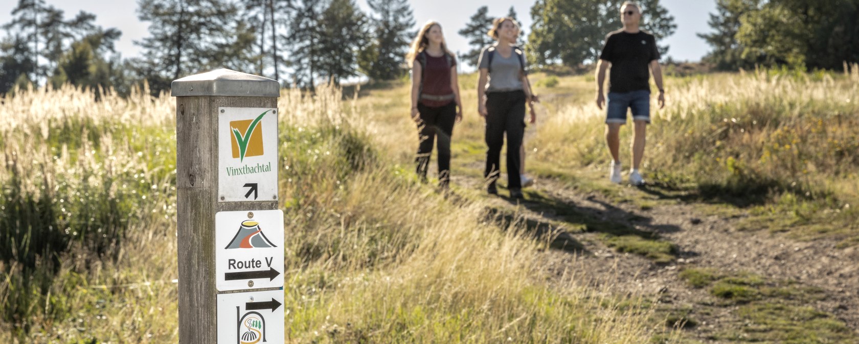 Surrounded by green nature, the trail leads through gently rolling hills, lined with meadows, bushes and woodland., © Baumann Fotografie Surrounded by green nature, the trail leads through gently rolling hills, lined with meadows, bushes and woodland., © Baumann Fotografie
