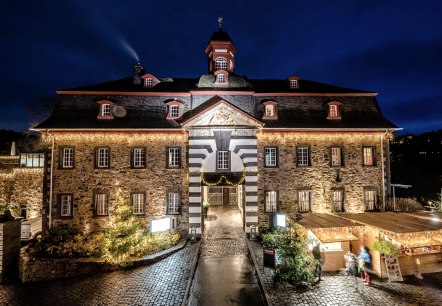 Festlich erleuchtet erstrahlt Schloss Burgbrohl in der Weihnachtszeit und verleiht dem Brohltal einen winterlichen Zauber., © Schloss Burgbrohl Festlich erleuchtet erstrahlt Schloss Burgbrohl in der Weihnachtszeit und verleiht dem Brohltal einen winterlichen Zauber., © Schloss Burgbrohl