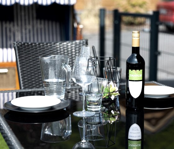 S-027-083-23-Tisch draussen mit Wein S-027-083-23-Tisch draussen mit Wein