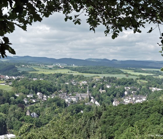 Panoramic view of Burgbrohl with church in the center, surrounded by green countryside and hills., © TI Vulkanregion Laacher See Panoramic view of Burgbrohl with church in the center, surrounded by green countryside and hills., © TI Vulkanregion Laacher See