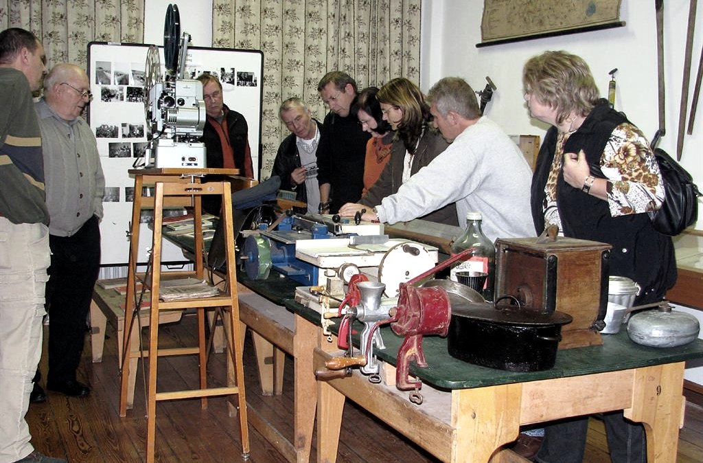 Gäste im Heimatmuseum, © TI Vulkanregion Laacher See Gäste im Heimatmuseum, © TI Vulkanregion Laacher See