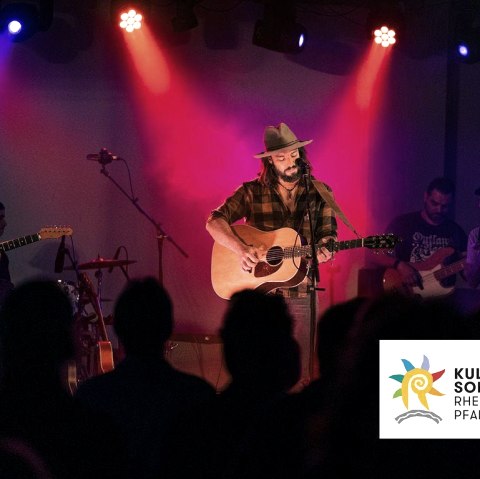 Daniel Kemish mit Logo KUSO, © Daniel Kemish Daniel Kemish mit Logo KUSO, © Daniel Kemish