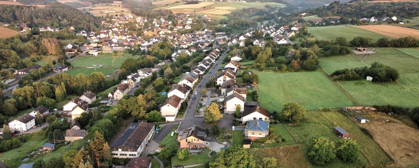 Oberzissen mit Burg Olbrück, © Ralf Barth Oberzissen mit Burg Olbrück, © Ralf Barth