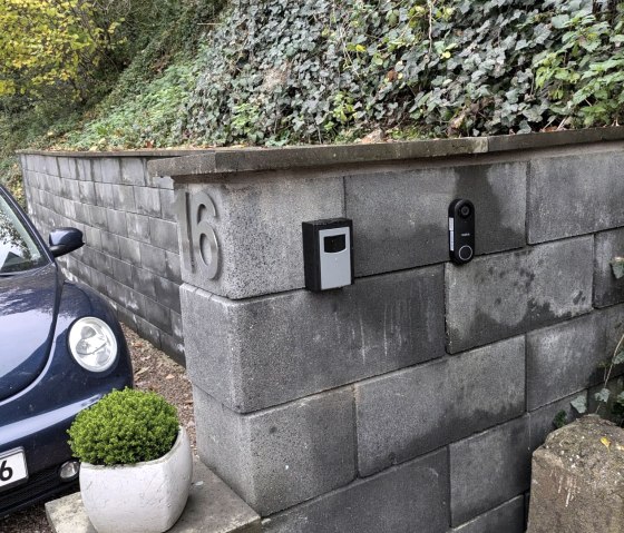 Klingel mit Kamera und Verbindung zur Anmeldung Klingel mit Kamera und Verbindung zur Anmeldung