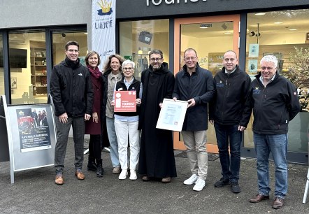 Zufriedene Gesichter: Die Tourist Information Maria Laach wurde im Jahr ihres zehnjährigen Bestehens erneut mit der „i-Marke“ ausgezeichnet. Foto: Stefan Pauly/VG-Verwaltung Mendig, © Stefan Pauly/VG-Verwaltung Mendig Zufriedene Gesichter: Die Tourist Information Maria Laach wurde im Jahr ihres zehnjährigen Bestehens erneut mit der „i-Marke“ ausgezeichnet. Foto: Stefan Pauly/VG-Verwaltung Mendig, © Stefan Pauly/VG-Verwaltung Mendig