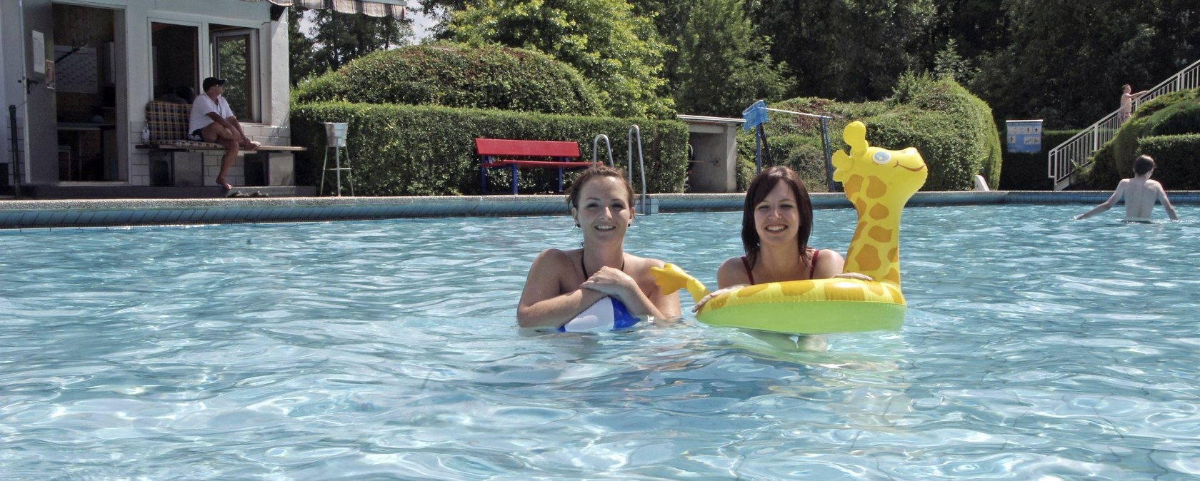 Damen im Pool, © Wolfgang Pape/VG Pellenz Damen im Pool, © Wolfgang Pape/VG Pellenz