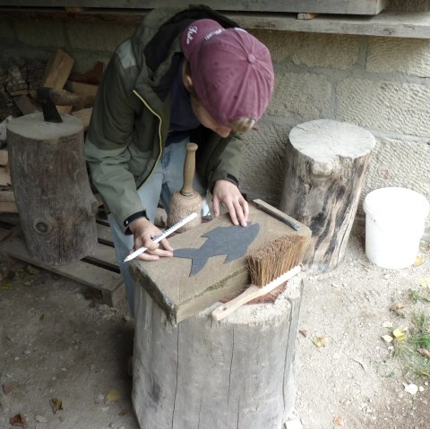 Kinder beim Hämmern, © J. Zimpel-Nonn/Vulkanregion Laacher See Kinder beim Hämmern, © J. Zimpel-Nonn/Vulkanregion Laacher See