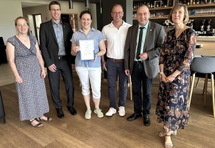 Freuen sich über die erneute Zertifizierung des Seehotels Maria Laach mit „4 Sternen Superior“ (von links): Annika Chagas da Silva, Ferienregion Laacher See, Sebastian Busch, Verbandsvorsteher Ferienregion Laacher See, Johanna Schnorr, , stellvertretende Leitung der Klosterbetriebe, Jörg Lempertz, Johannes Bell und Sarah Stein, Geschäftsführerin Ferienregion Laacher See., © Stefan Pauly/VG-Verwaltung Mendig Freuen sich über die erneute Zertifizierung des Seehotels Maria Laach mit „4 Sternen Superior“ (von links): Annika Chagas da Silva, Ferienregion Laacher See, Sebastian Busch, Verbandsvorsteher Ferienregion Laacher See, Johanna Schnorr, , stellvertretende Leitung der Klosterbetriebe, Jörg Lempertz, Johannes Bell und Sarah Stein, Geschäftsführerin Ferienregion Laacher See., © Stefan Pauly/VG-Verwaltung Mendig