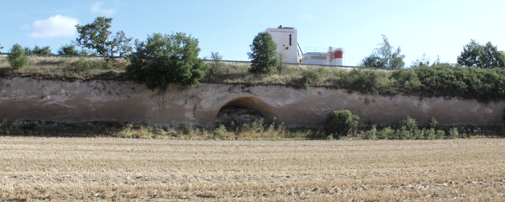 "Krufter Bachtal" - Stollen im Tuff, © VG Pellenz/Manea "Krufter Bachtal" - Stollen im Tuff, © VG Pellenz/Manea