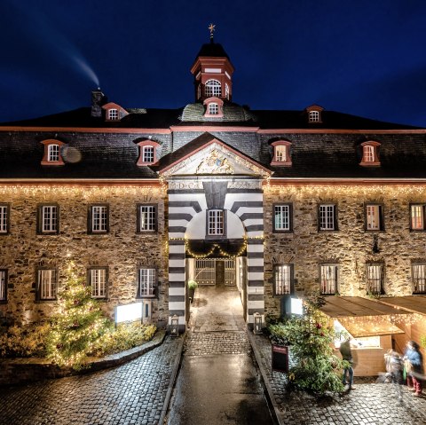 Burgbrohl Castle is festively illuminated during the Christmas season and lends the Brohl Valley a wintry magic., © Schloss Burgbrohl Burgbrohl Castle is festively illuminated during the Christmas season and lends the Brohl Valley a wintry magic., © Schloss Burgbrohl