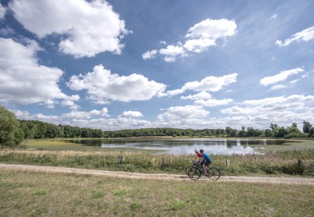 Radfahrer und Rodder Maar Blick Burg, © Kappest/Vulkanregion Laacher See Radfahrer und Rodder Maar Blick Burg, © Kappest/Vulkanregion Laacher See