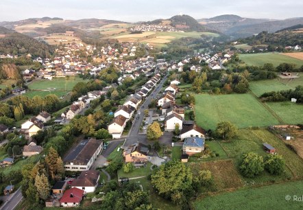 Oberzissen mit Burg Olbrück, © Ralf Barth Oberzissen mit Burg Olbrück, © Ralf Barth