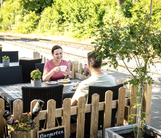 Une petite pause dans le Biergarten de la gare d'Engeln., © Eifel Tourismus GmbH/Dominik Ketz Une petite pause dans le Biergarten de la gare d'Engeln., © Eifel Tourismus GmbH/Dominik Ketz