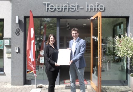 Nachzertifizierung der Tourist-Info Vulkanregion Laacher in Maria Laach mit Service Q 2024, © VG Pellenz/Chagas da Silva Nachzertifizierung der Tourist-Info Vulkanregion Laacher in Maria Laach mit Service Q 2024, © VG Pellenz/Chagas da Silva