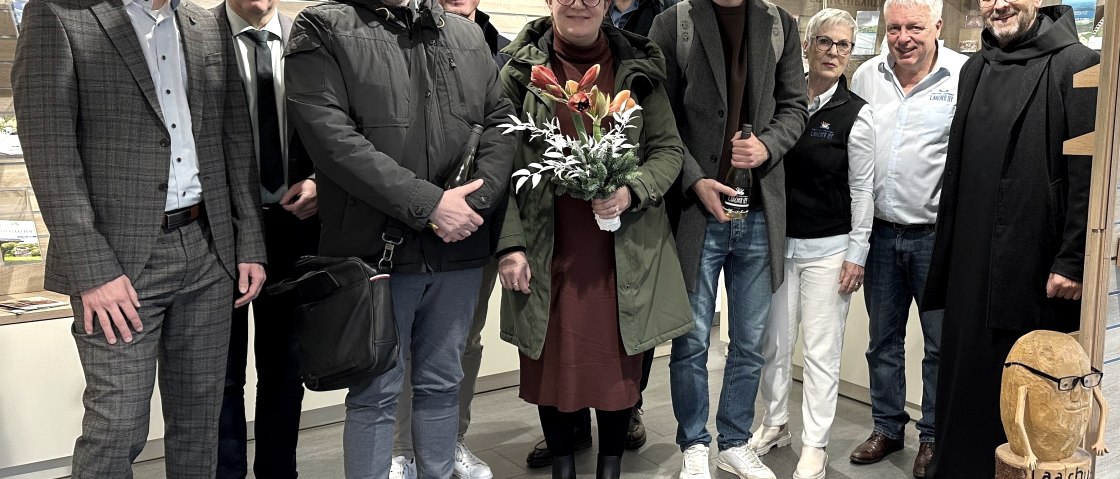 Nicht nur Tagungsgäste, sondern auch Jubiläumsgäste: Ein internationales Quartett aus Luxemburg, Belgien und Deutschland knackte die 600.000er Besuchermarke in der TI Maria Laach. Foto: Stefan Pauly/VG-Verwaltung Mendig , © Stefan Pauly/VG-Verwaltung Mendig Nicht nur Tagungsgäste, sondern auch Jubiläumsgäste: Ein internationales Quartett aus Luxemburg, Belgien und Deutschland knackte die 600.000er Besuchermarke in der TI Maria Laach. Foto: Stefan Pauly/VG-Verwaltung Mendig , © Stefan Pauly/VG-Verwaltung Mendig