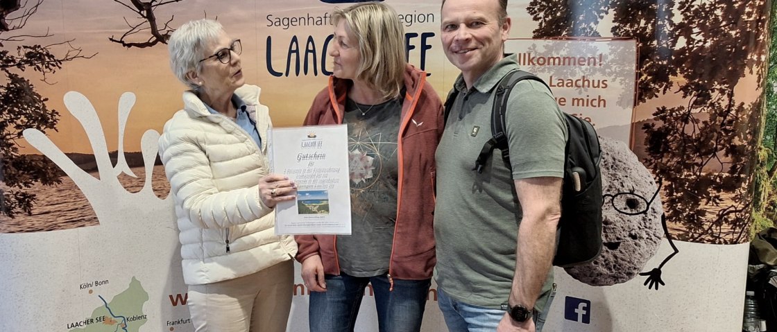 Die glücklichen Gewinner freuen sich auf ein Wochenende in der Vulkanregion Laacher See, © Vulkanregion Laacher See; Oelsberg Die glücklichen Gewinner freuen sich auf ein Wochenende in der Vulkanregion Laacher See, © Vulkanregion Laacher See; Oelsberg