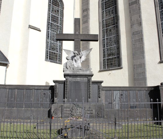 Kreuz vor St. Dionysius, © VG Pellenz/Chagas da Silva Kreuz vor St. Dionysius, © VG Pellenz/Chagas da Silva