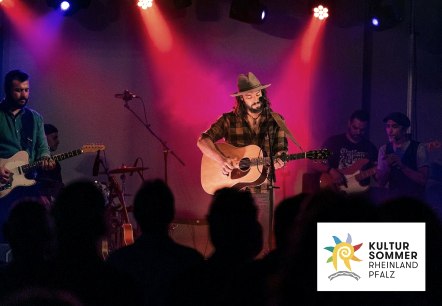 Daniel Kemish mit Logo KUSO, © Daniel Kemish Daniel Kemish mit Logo KUSO, © Daniel Kemish