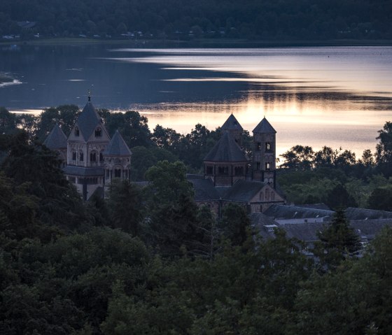 Kloster bei Sonnenaufgang, © Vulkanregion Laacher See, Klaus-Peter Kappest Kloster bei Sonnenaufgang, © Vulkanregion Laacher See, Klaus-Peter Kappest