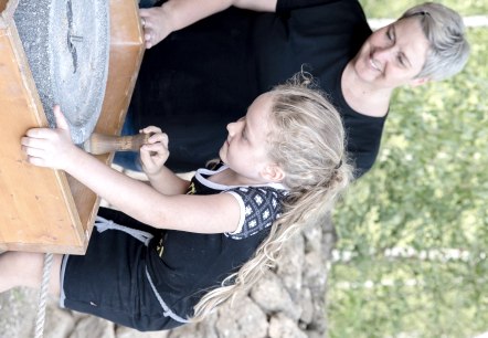 Mehl mahlen, © Vulkanpark GmbH/Martin Christ Mehl mahlen, © Vulkanpark GmbH/Martin Christ