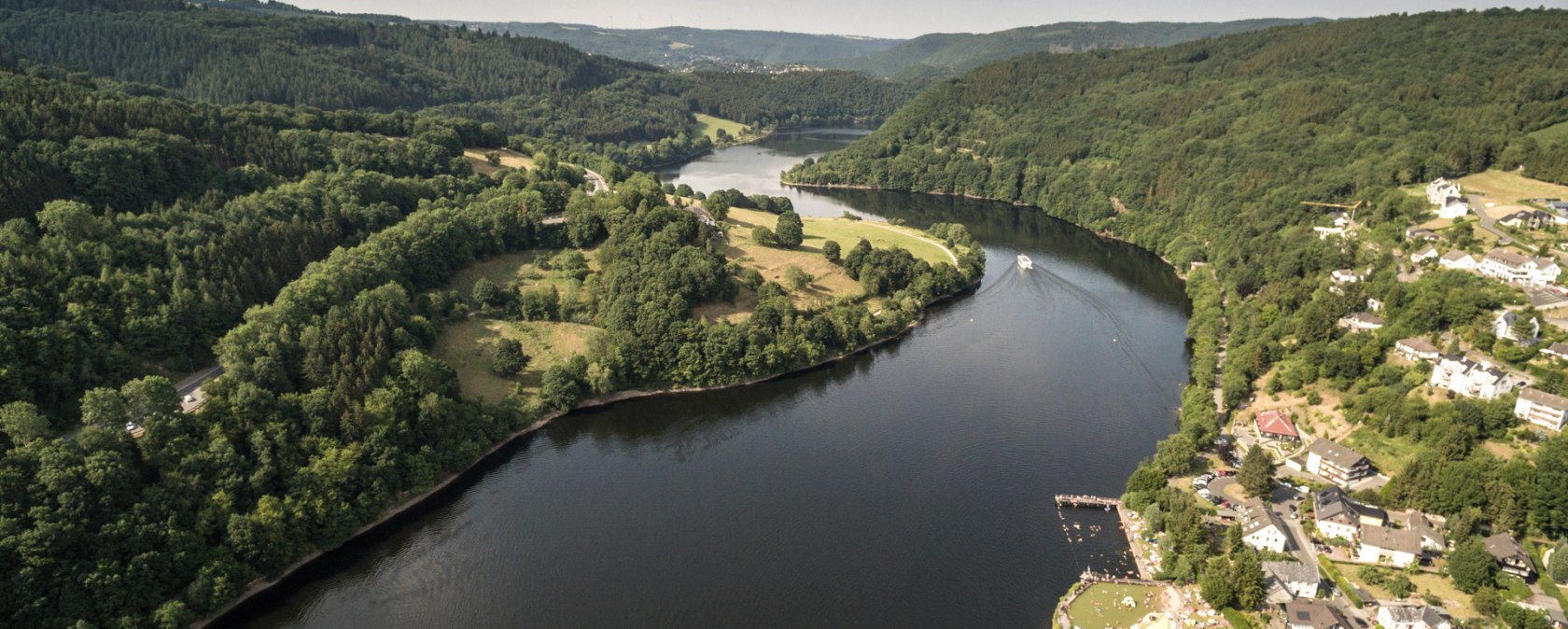Uitzicht in het dal vanaf Einruhr op de Eifelsteig, © Eifel Tourismus/D. Ketz