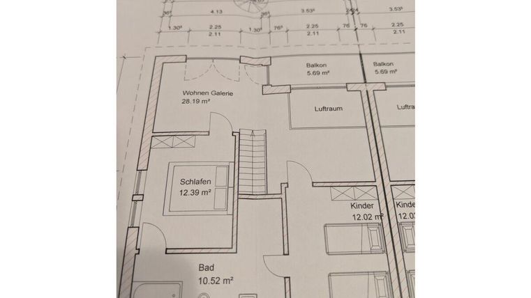 Eine Wohnungsgrundrisszeichnung mit verschiedenen Räumen, einschließlich Wohnzimmer, Schlafzimmer, Badezimmer und Kinderzimmer. Die Abmessungen der Räume sind deutlich angegeben.
