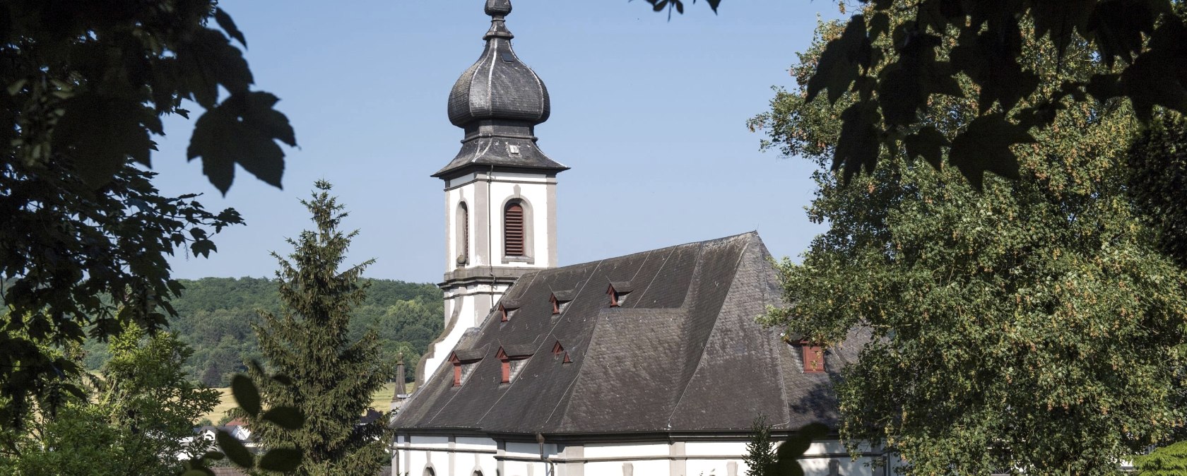 Barockkirche Saffig Außenansicht vom Park, © Kappest/Vulkanregion Laacher See