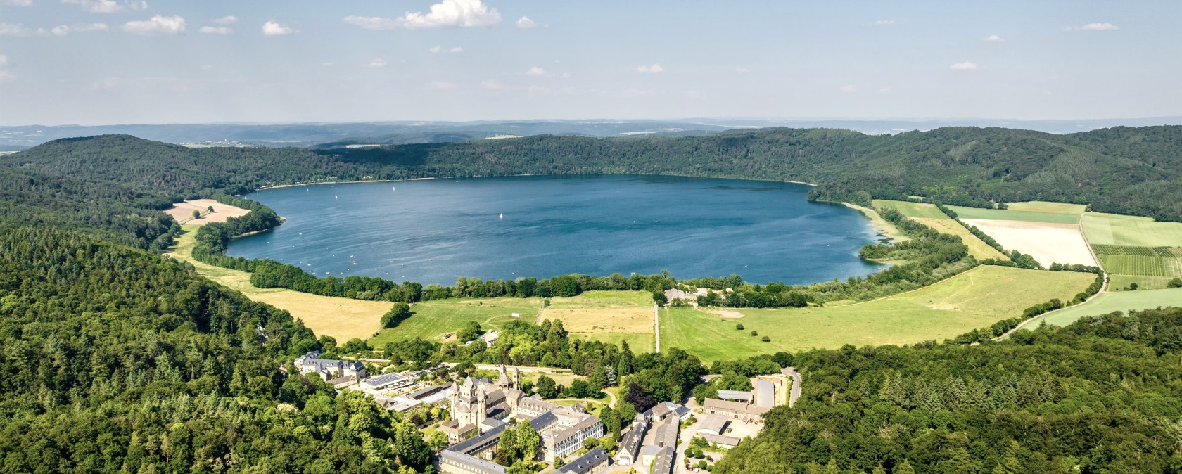 Laacher See mit Abtei Maria Laach, © Eifel Tourismus GmbH, Dominik Ketz