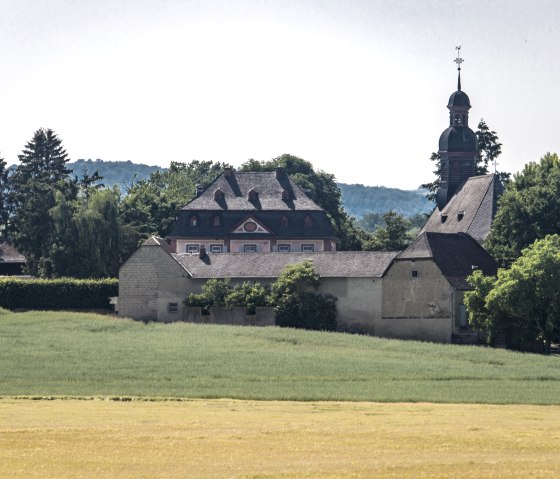 Fraukirch in het koolzaadveld, &copy; Kappest/Vulkanregion Laacher See