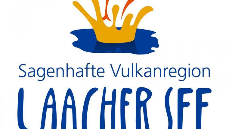 Ein Logo der Region Laacher See mit einem bunten Wassersplash. Darunter steht „Sagenhafte VulkaneRegion“.