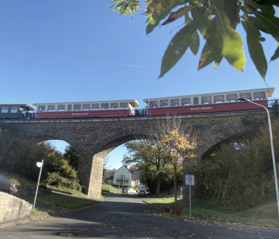 Viadukt Oberzissen mit Vulkan Express, &copy; Christof B&uuml;rger