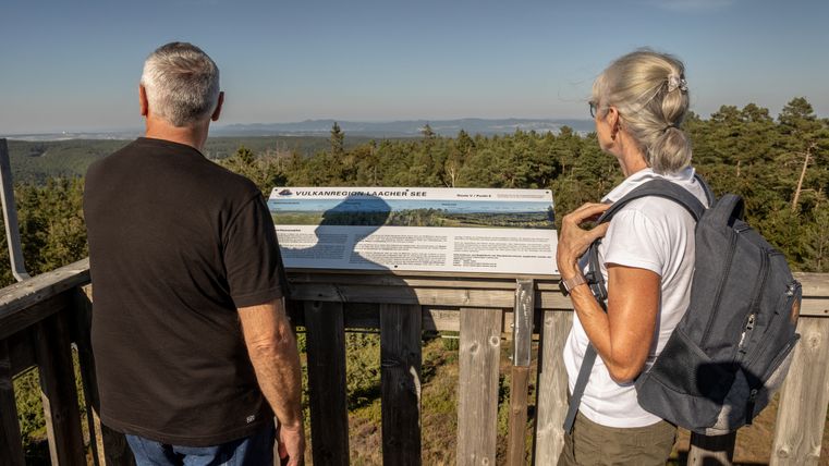 Panoramablick vom Weiselstein über Wälder, Wiesen und die hügelige Eifellandschaft.