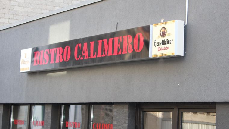 Ein Bild von einem Restaurant namens "Bistro Calimero". Das Schild ist gut sichtbar und befindet sich an der Außenwand des Gebäudes.