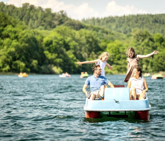 Spa&szlig; mit dem Tretboot am Laacher See, &copy; Eifel Tourismus GmbH, Dominik Ketz