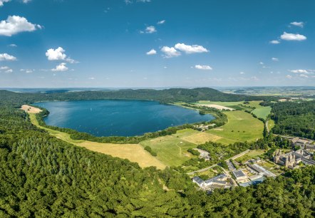 Luftaufnahme Laacher See und Kloster Maria Laach, &copy; Eifel Tourismus GmbH, Dominik Ketz