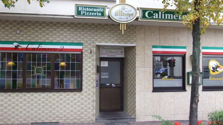 A restaurant named "Calimero" with an inviting outdoor decoration. The facade is in various colors and has large windows.