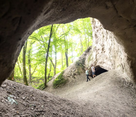 Wandelaars in de Trass-grotten bij Burgbrohl, &copy; Eifel Tourismus GmbH, Dominik Ketz
